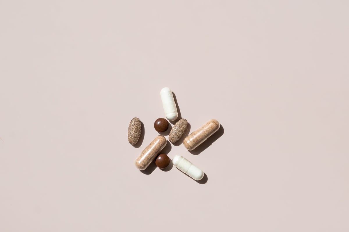 Colección de suplementos dietéticos y vitaminas sobre fondo claro