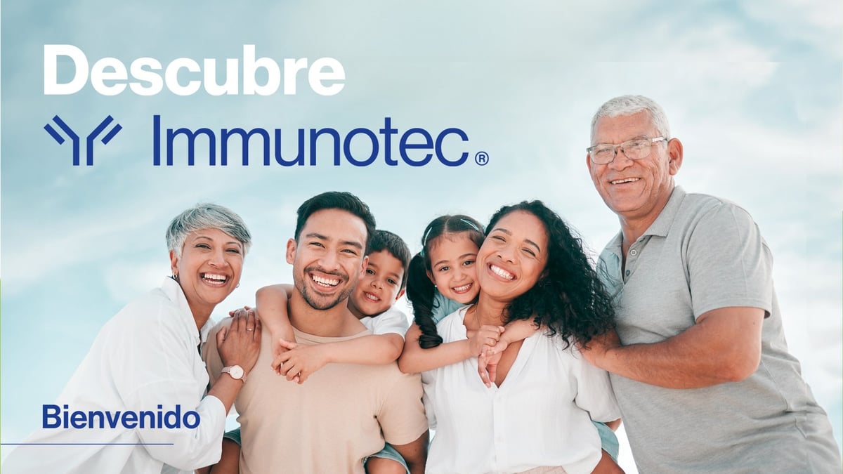 Familia multigeneracional sonriendo junta al aire libre, publicidad oficial de IMMUNOTEC con el mensaje Descubre Immunotec y Bienvenido